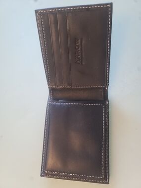 Arrow Men's Black Leather Bi-Fold Wallet